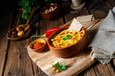 Limonlu ve biberli lezzetli humus ezmesi.