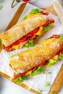 Domuz pastırmalı, domatesli ve peynirli çıtır ekmek.