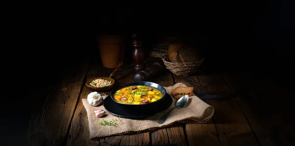 Rustikale Erbsensuppe Mit Speck Und Würstchen — Stockfoto