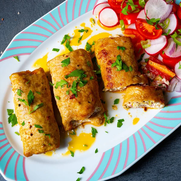 Rulade Verduras Lomos Cerdo Asado Con Ensaladas —  Fotos de Stock