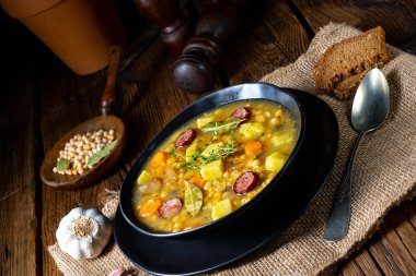 Domuz pastırması ve sosisli bezelye çorbası.