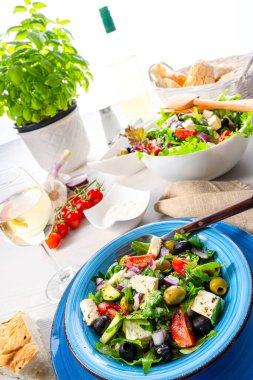 Koyun peynirli taşralı Yunan salatası