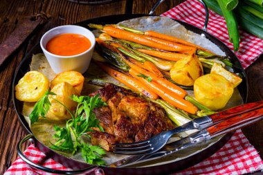 Karamelli sebzeli ızgara boyun pirzolası..