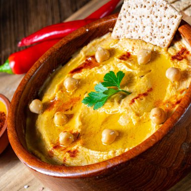 Limonlu ve biberli lezzetli humus ezmesi.