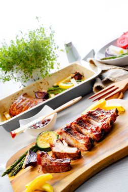 Çeşitli sebzelerle ızgara et.