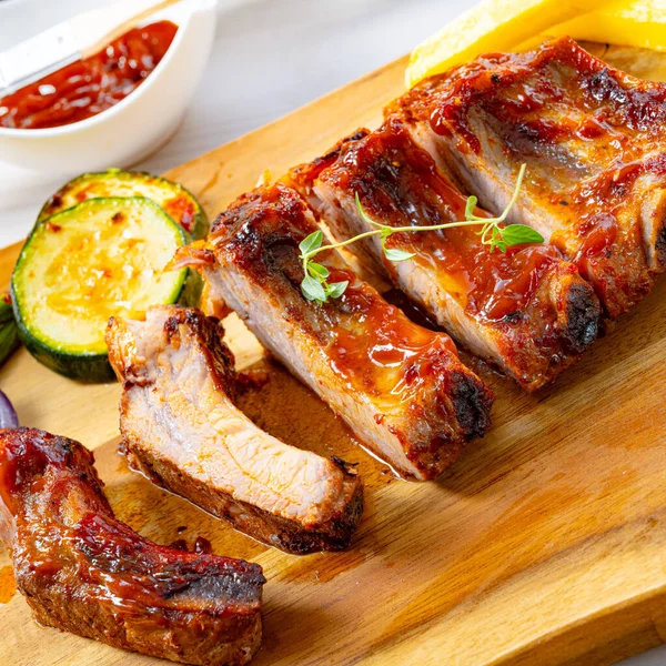 Gegrillte Spareribs Mit Verschiedenen Gemüsesorten — Stockfoto