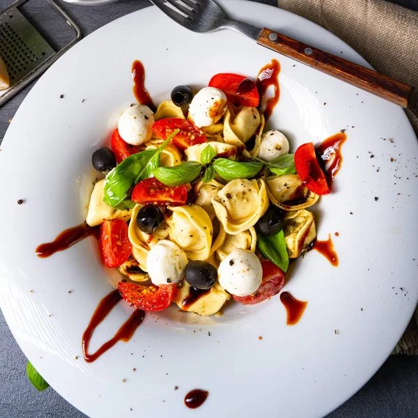 Tortellini Rustici Insalata Pasta Con Mozzarella — Foto Stock