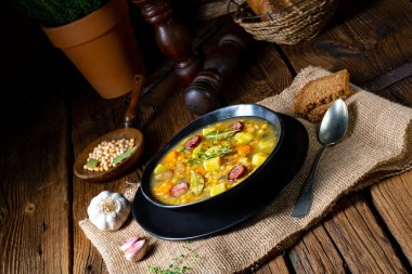 Domuz pastırması ve sosisli bezelye çorbası.