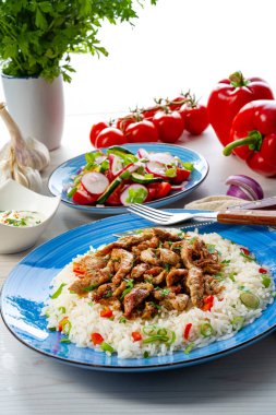 Pirinçli jiroskoplar, yeşil salata ve zaziki.