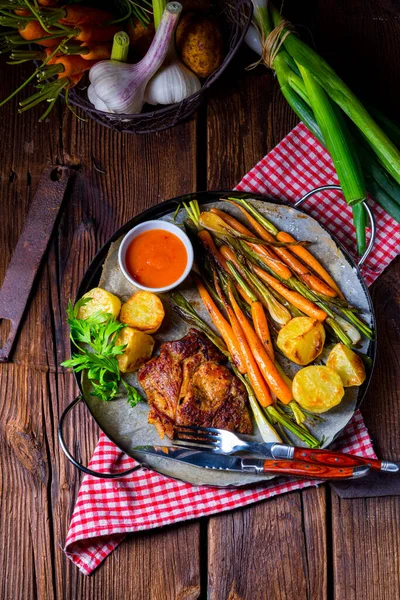 Côtelettes Cou Grillées Aux Légumes Caramélisés — Photo