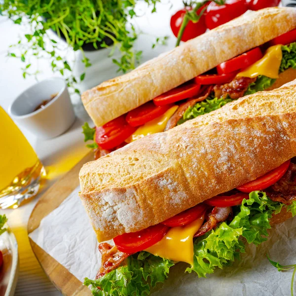 Baguette Croccanti Con Pancetta Pomodori Formaggio — Foto Stock