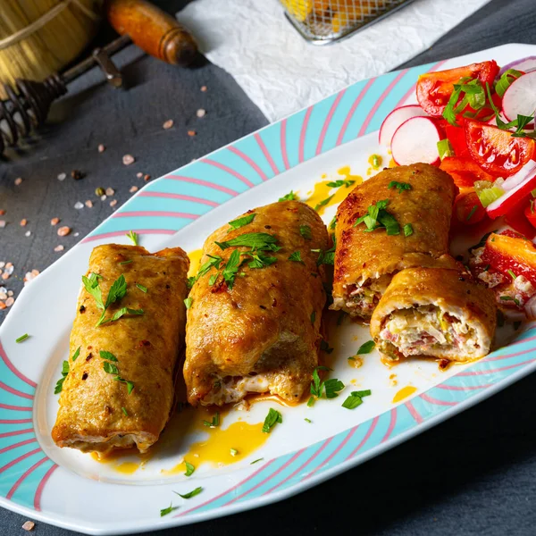 Rulade Verduras Lomos Cerdo Asado Con Ensaladas —  Fotos de Stock