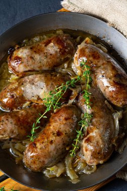 Ev yapımı beyaz sosis soğan ve otla kızartılmış.