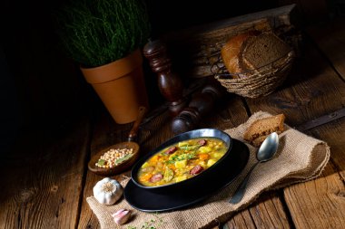 Domuz pastırması ve sosisli bezelye çorbası.