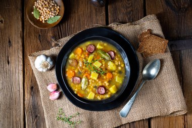 Domuz pastırması ve sosisli bezelye çorbası.