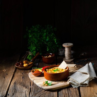 Limonlu ve biberli lezzetli humus ezmesi.