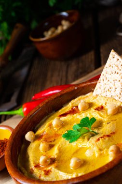 Limonlu ve biberli lezzetli humus ezmesi.