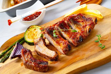 Çeşitli sebzelerle ızgara et.