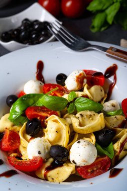 Mozzarella soslu rustik tortellini makarna salatası.