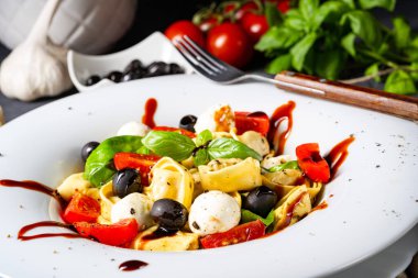 Mozzarella soslu rustik tortellini makarna salatası.