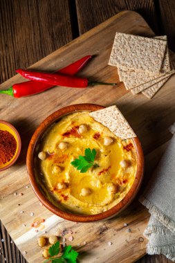 Limonlu ve biberli lezzetli humus ezmesi.