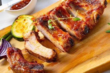 Çeşitli sebzelerle ızgara et.