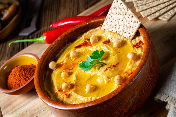 Limonlu ve biberli lezzetli humus ezmesi.