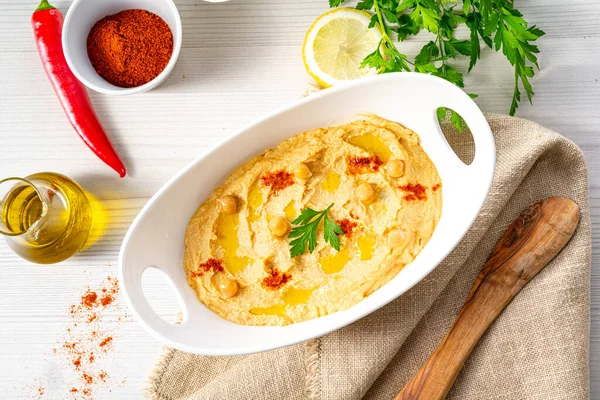 Beyaz Arka Planda Limon Biberli Humus Ezmesi — Stok fotoğraf