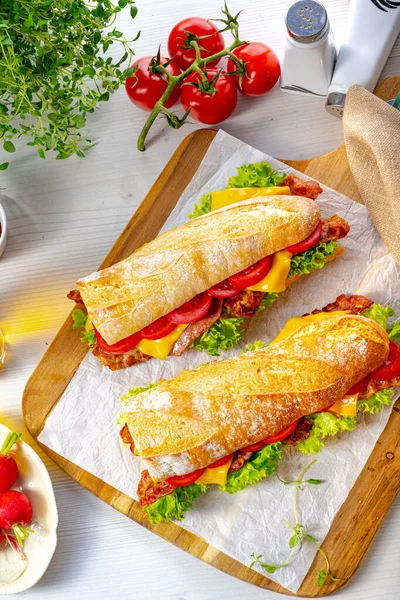 Knuspriges Baguette Mit Speck Tomaten Und Käse — Stockfoto