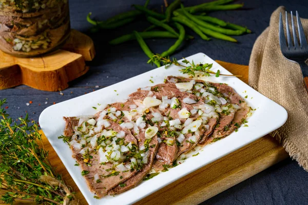 Leckeres Kaltes Rindfleisch Mit Vinaigrette — Stockfoto