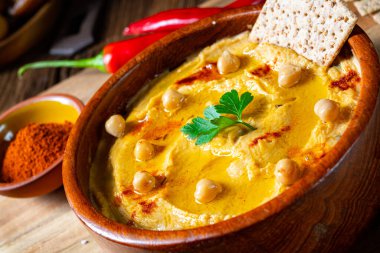 Limonlu ve biberli lezzetli humus ezmesi.