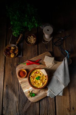 Limonlu ve biberli lezzetli humus ezmesi.