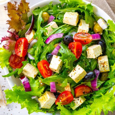 Koyun peynirli Yunan salatası nefis bir klasik..