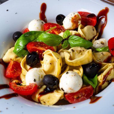 Mozzarella soslu rustik tortellini makarna salatası.