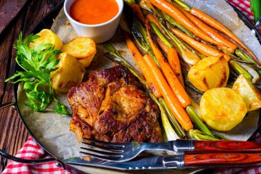 Karamelli sebzeli ızgara boyun pirzolası..