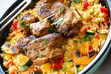 Sebzeli pilav ve et.