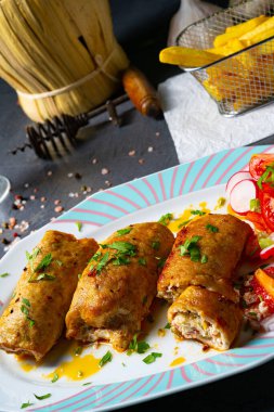 Salatalı domuz filetosundan sebze Roulade.