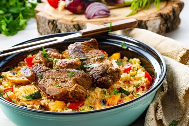 Sebzeli pilav ve et.