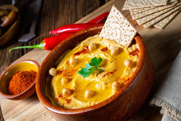 Limonlu ve biberli lezzetli humus ezmesi.