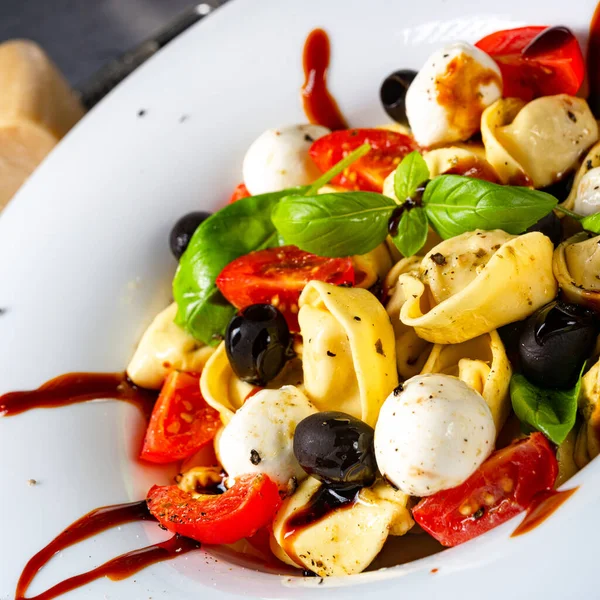 Rustieke Tortellini Pasta Salade Met Mozzarella — Stockfoto