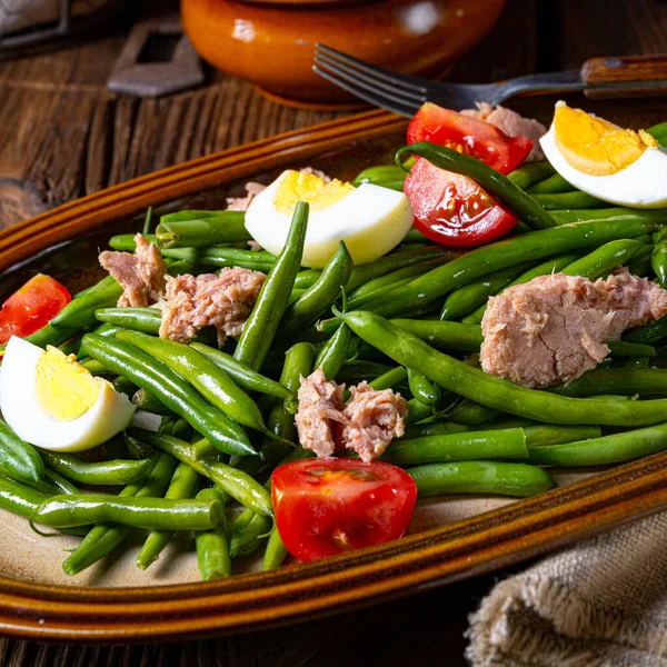 Yumurtalı yeşil fasulye salatası ve ton balığı.