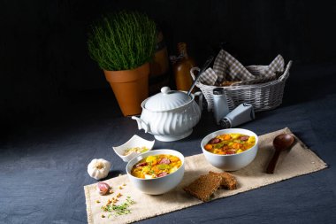 Büyükanne rezeptinden sonra bezelye çorbası
