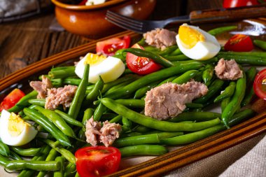 Yumurtalı yeşil fasulye salatası ve ton balığı.