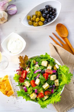 Koyun peynirli Yunan salatası nefis bir klasik..