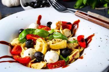 Mozzarella soslu rustik tortellini makarna salatası.