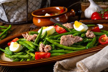 Yumurtalı yeşil fasulye salatası ve ton balığı.