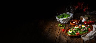 Yumurtalı yeşil fasulye salatası ve ton balığı.