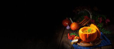 Lezzetli sonbahar balkabağı çorbası baget ekmekli.