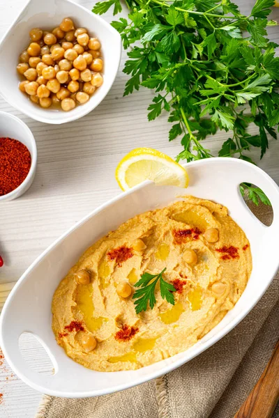 Pasta Hummus Con Limone Peperoncino Sfondo Bianco — Foto Stock