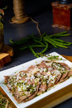 Üzümlü, lezzetli, soğuk et.